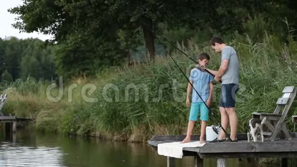海普斯特爸爸和男孩在池塘钓鱼视频的预览图