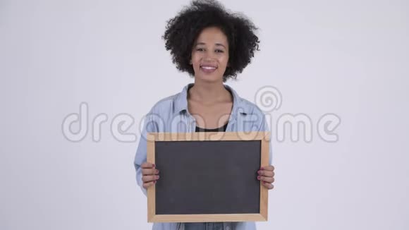 年轻快乐的非洲女人拿着黑板视频的预览图