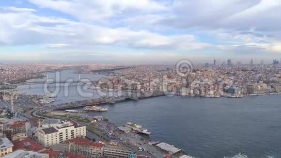 空中无人机拍摄的阴天伊斯坦布尔图尔克从上面市中心市中心博斯普鲁斯视频的预览图