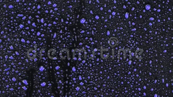 美丽的用蓝色油漆做的雨落在黑色的背景上视频的预览图