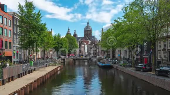 荷兰阿姆斯特丹市圣尼古拉斯教堂时光流逝的阿姆斯特丹运河和天际线视频的预览图