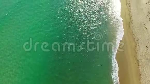 沙滩和干净的水晶水的空中景色海浪拍打视频的预览图