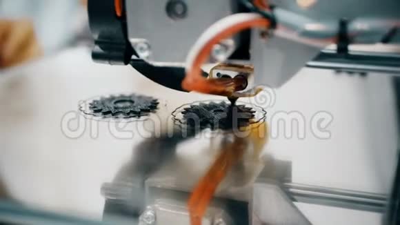 3Ddiy打印机打印塑料机械零件的时间推移一台开源的diy三维打印机正在打印齿轮和视频的预览图