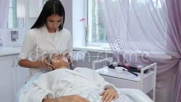 女性治疗师做专业的面部复健按摩视频的预览图