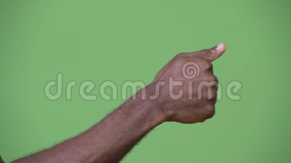 非洲青年竖起大拇指的手视频的预览图