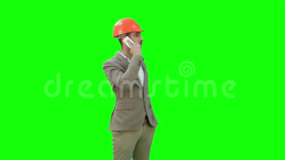 承包商在一个绿色屏幕上用他的手机说话Chroma键视频的预览图