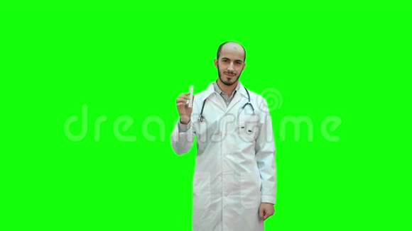 年轻医生在绿色屏幕上呈现全新的药物Chroma键视频的预览图