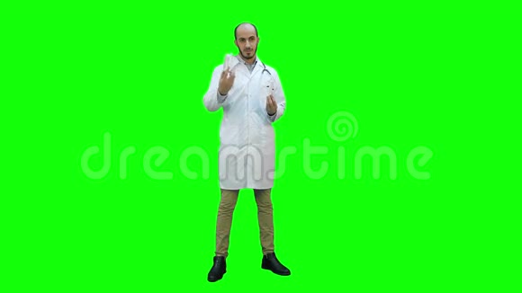 医生解释了绿色屏幕上两瓶药丸的区别Chroma键视频的预览图