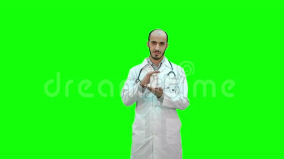 微笑的医生推荐药丸并显示拇指向上的绿色屏幕铬键视频的预览图