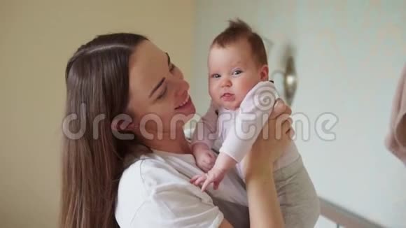 幸福的母亲抱着刚出生的婴儿视频的预览图