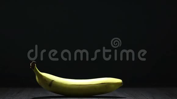 注入新鲜的红色香蕉视频的预览图