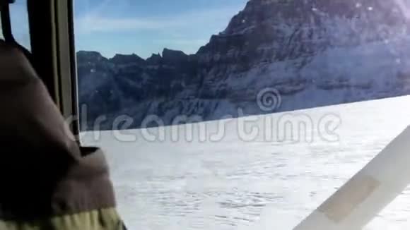 一架小型私人飞机在高山上降落冰川视频的预览图