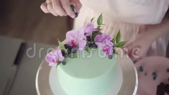婚礼节日生日饼干蛋糕装饰粉红色兰花和蓝莓视频的预览图