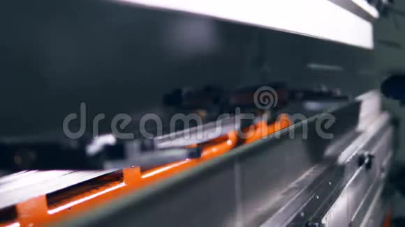 机器旁钢板条的弯曲特写镜头4K视频的预览图