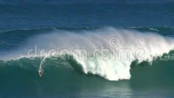 冲浪者在夏威夷毛伊岛北岸的ahi的大浪冲浪视频的预览图