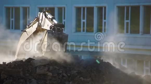 概念突破地下公用事业蒸汽从地上冒出来挖掘机挖一个洞来确定视频的预览图