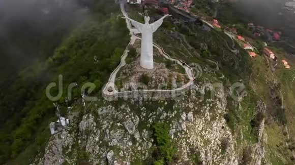 在意大利马拉塔镇欣赏青山和雕像视频的预览图