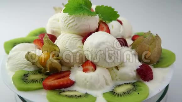 奶油冰淇淋甜点水果和薄荷叶视频的预览图