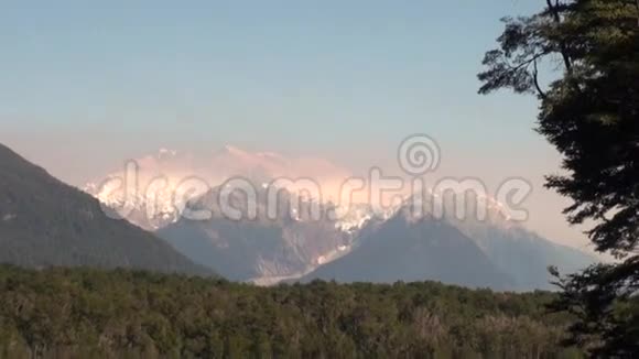 阿根廷阳光下的雪山和青山视频的预览图