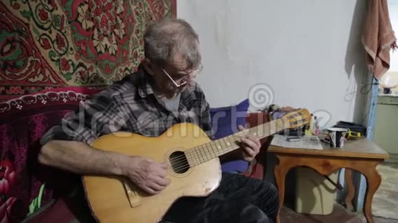 一位老人弹吉他可怜的爷爷弹吉他视频的预览图