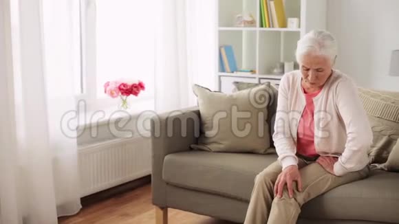 家里腿疼的老太太视频的预览图