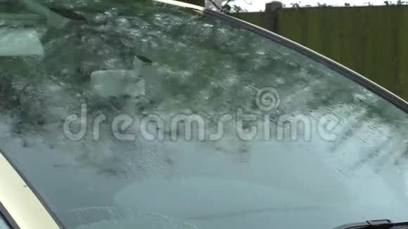 雨在汽车挡风玻璃上视频的预览图
