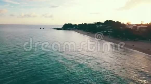 在热带海岸的海边海滩和豪华度假别墅上散步的人的空中景观视频的预览图