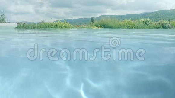 在梦幻景观中放松游泳池视频的预览图