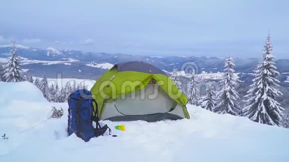 一个背着背包的人在冬天的山里旅行视频的预览图