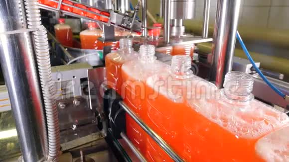 现代洗涤剂生产厂的肥皂产品工业生产线4K视频的预览图