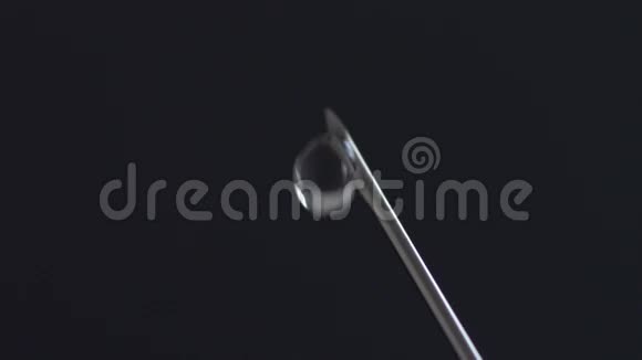 极端宏观的注射器针滴视频的预览图