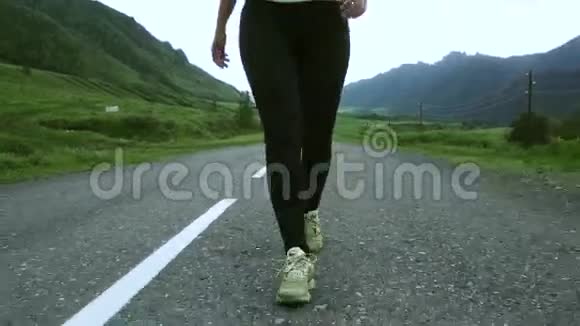 女孩们的腿沿着路走视频的预览图