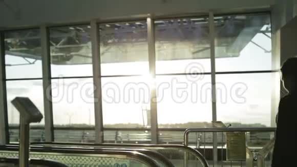 在机场阳光明媚的一天一对情侣游客视频的预览图