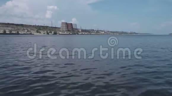 城市海岸线上有一艘移动的船视频的预览图