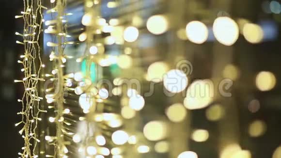 莫斯科晚安城市街道上灯火辉煌的花环圣诞装饰展示商店和街道视频的预览图