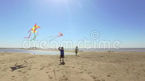 小男孩在沙滩上奔跑和放风筝视频的预览图