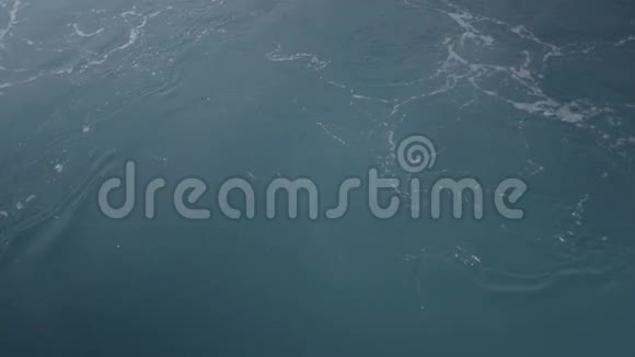 海水背景中的泡沫痕迹视频的预览图