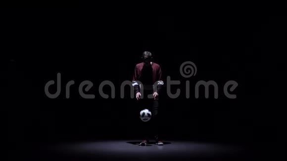 在演播室黑暗中缓慢移动足球自由泳视频的预览图