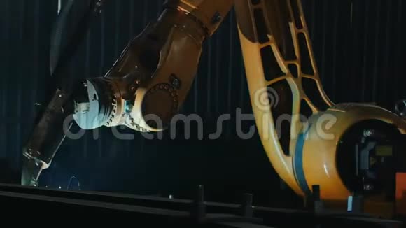 焊接机器人手臂在车间熔化金属的过程重型工业中的高精度现代工具自动工作视频的预览图