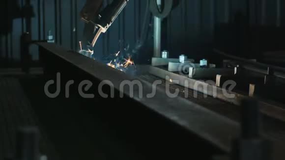 焊接机器人手臂在车间熔化金属的过程重型工业中的高精度现代工具自动工作视频的预览图