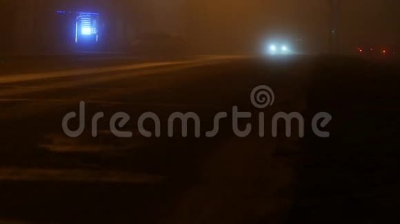 雾中夜城的城市背景视频的预览图
