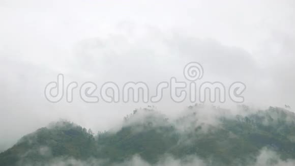满是慢云的山景视频的预览图