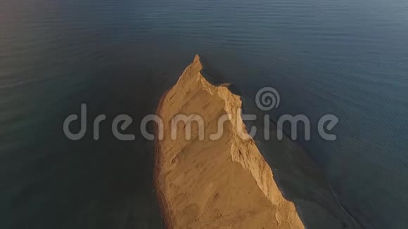 落基山海岸湾鸟瞰图射击美丽的风景希腊科孚悬崖旁碧波荡漾的海水视频的预览图
