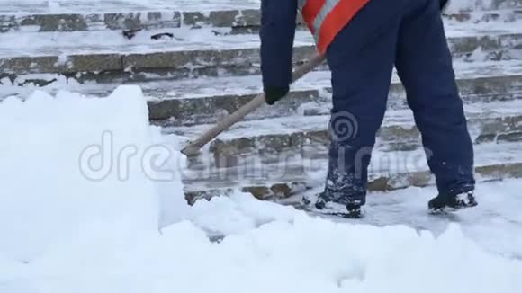 工人们在冬天从道路上扫雪在暴风雪中清扫道路视频的预览图