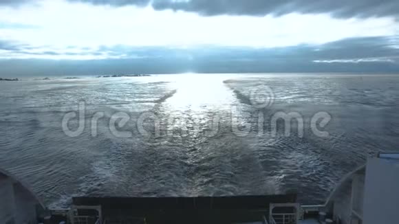 巨大的渡船在冰冷的大海中航行视频的预览图