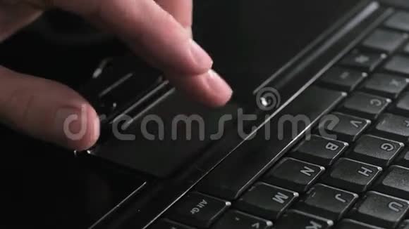使用笔记本电脑键盘触摸板的问题视频的预览图