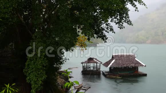 巴南湖的漂浮小屋在雨中视频的预览图