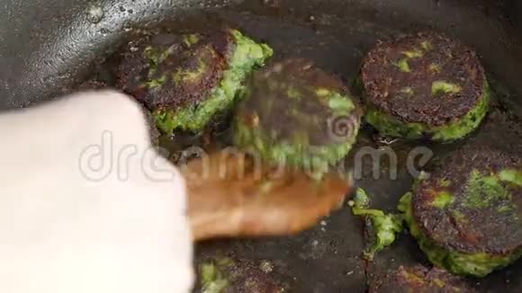 用炒锅里的青菜做的蔬菜小切视频的预览图