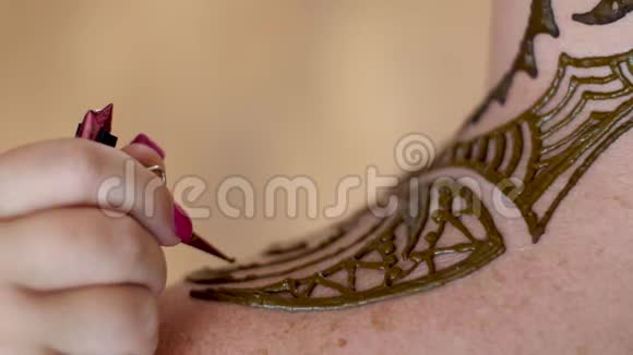 一张特写的画点缀指甲花纹身在头皮肩膀脖子上指甲花在皮肤上干燥的溶液视频的预览图