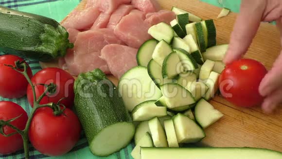 砧板上的新鲜猪肉和蔬菜切成块视频的预览图